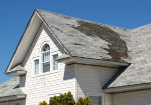 Damaged roof with shingles missing from it